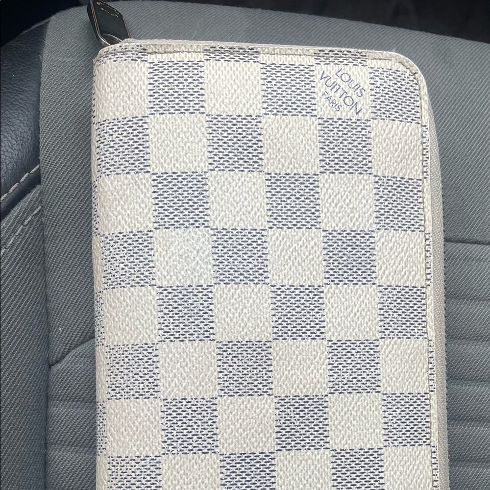 Authentic Louis Vuitton zippy wallet